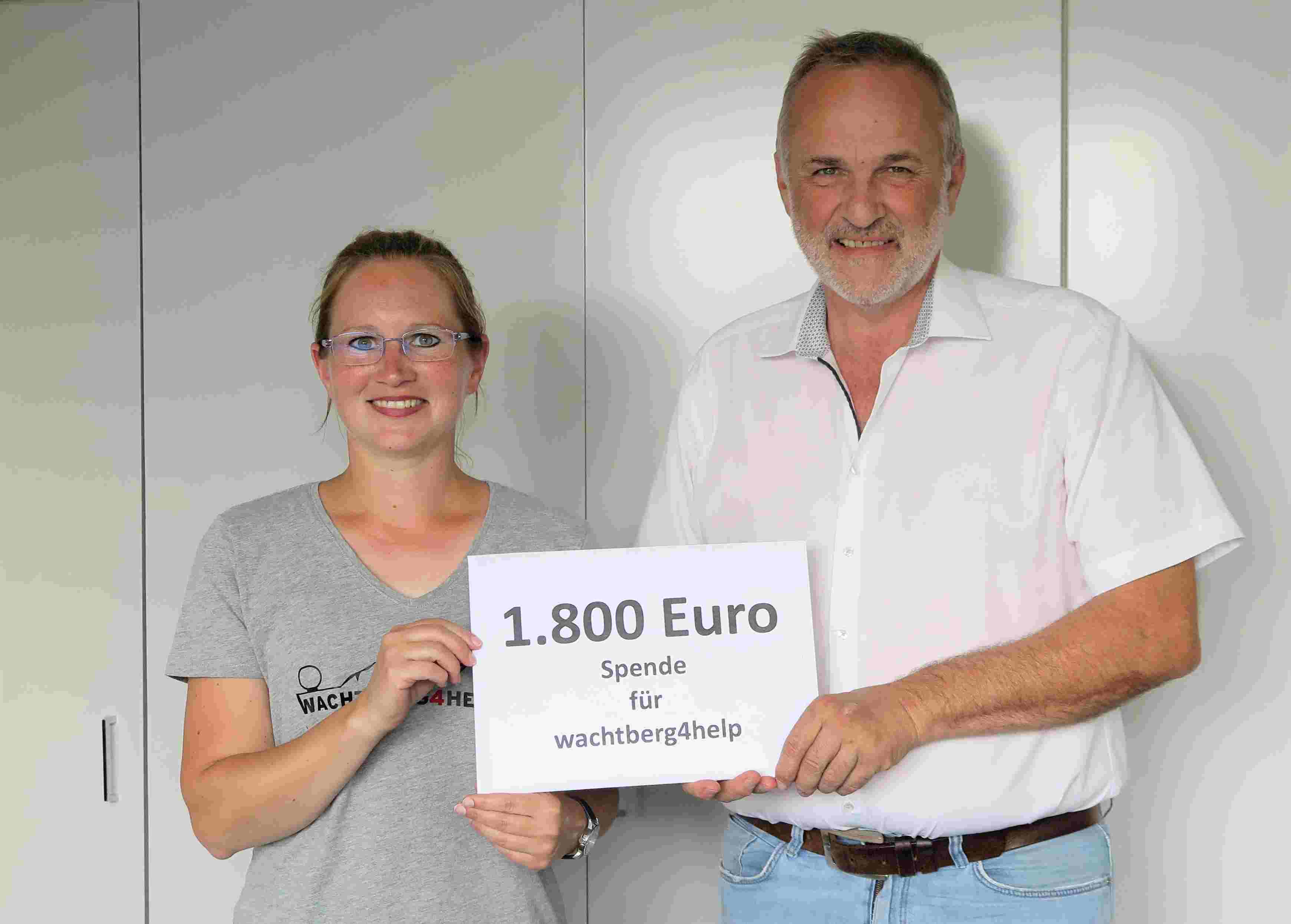 Statt persönlicher Geburtstagsgeschenke eine Spende für Wachtberg4Help: Bürgermeister Jörg Schmidt mit Silvia Parting bei der Spendenübergabe. (Foto: Gemeinde Wachtberg/mm) 