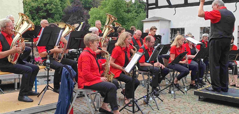Dirigent Werner Taller hatte die Musikerinnen und Musiker voll im Griff. (Foto: Gemeinde Wachtberg/mf)