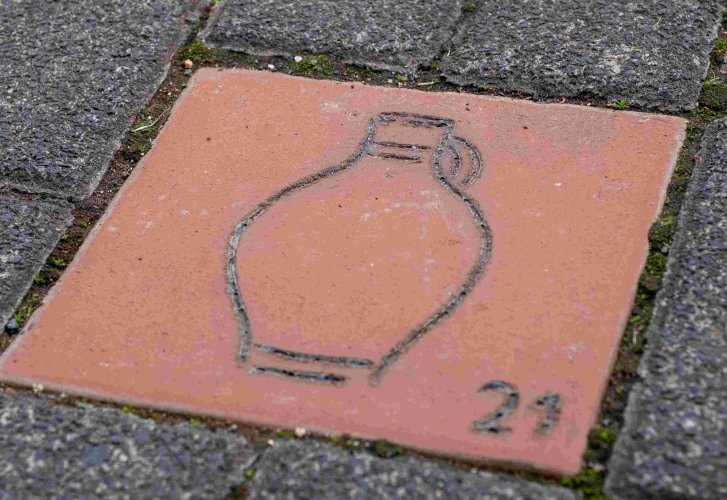 Töpferpfad: Ton-Platten weisen den Weg. (Foto: RVT)