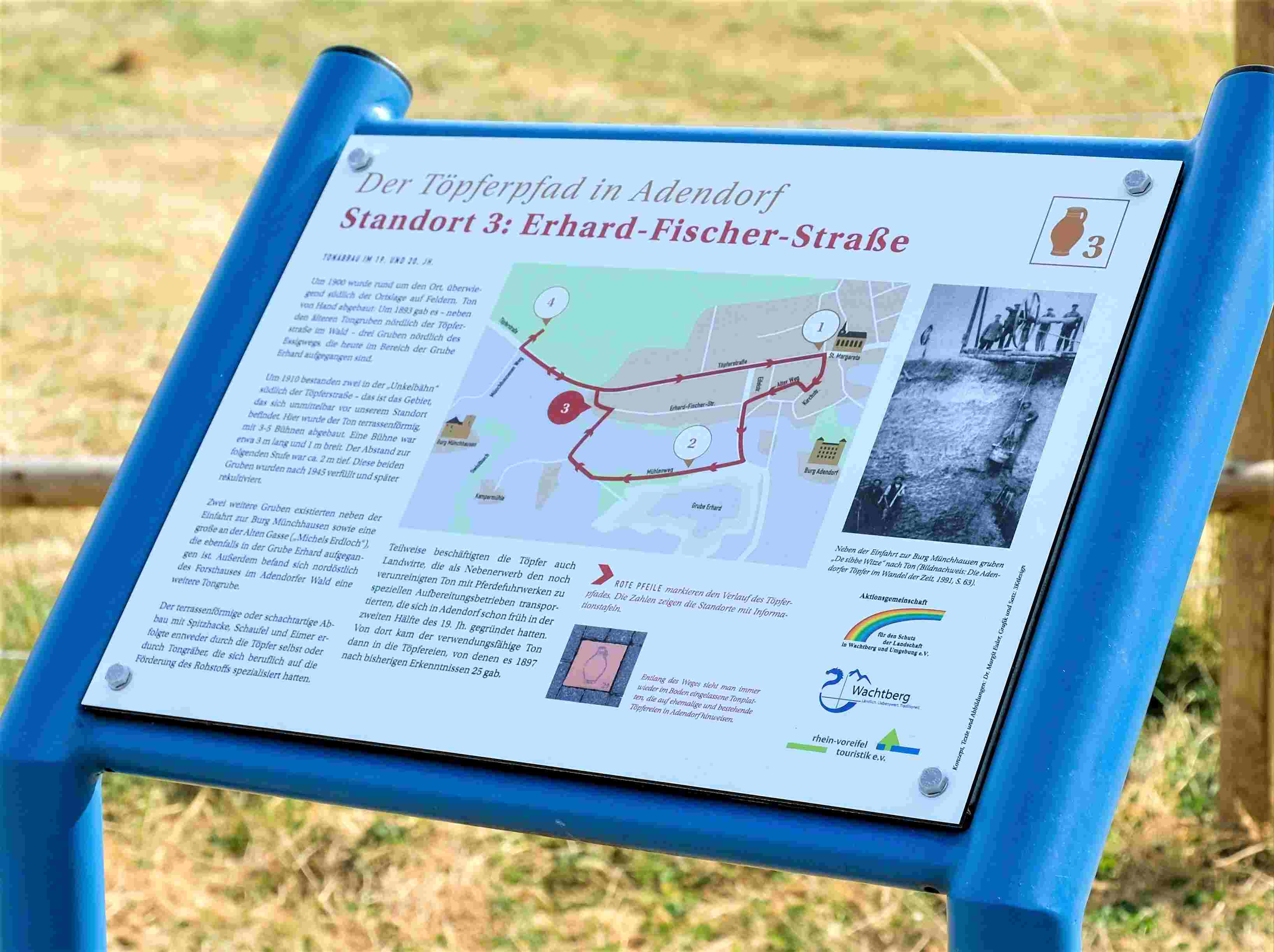 Töpferpfad: An den einzelnen Stationen stehen jeweils große Infotafeln. (Foto: RVT) 