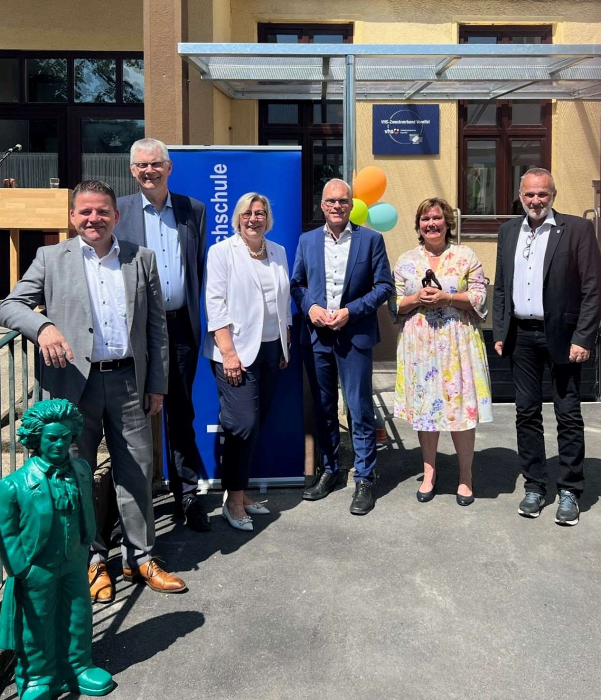 VHS-Direktorin Dr. Barbara Hausmanns (2.v.r.) mit den Bürgermeistern Holger Jung (li.), Ludger Banken (2.v.l.), Bürgermeisterin Petra Kalkbrenner (3.v.l.) und Jörg Schmidt (re.) sowie Oliver Kraus MdL (3.v.r.). (Foto: VHS)