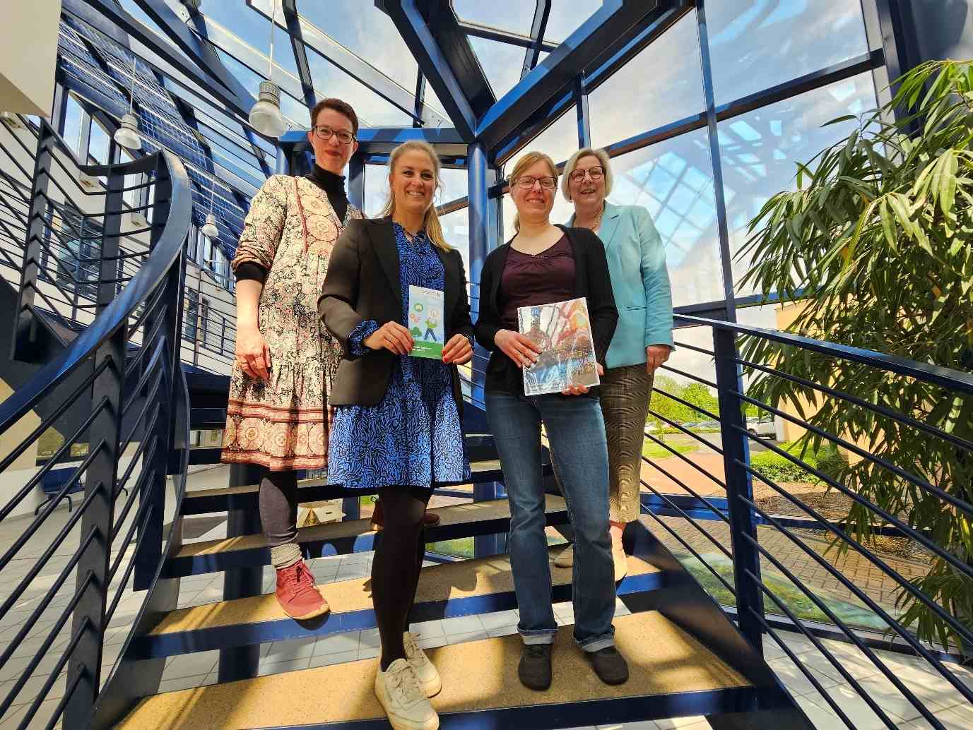 LEADER: (v.l.n.r.) Angela Gilges (1. Vorsitz. LAG Voreifel - Die Bäche der Swist), Anna Höyng u. Lina Mombauer (Regionalmanagerinnen), Petra Kalkbrenner (2. LAG-Vorsitz. u. Bürgermeisterin v. Swisttal). (Foto: LAG Voreifel – Die Bäche der Swist e.V.)