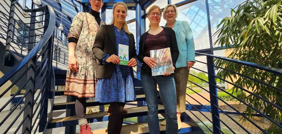 LEADER: (v.l.n.r.) Angela Gilges (1. Vorsitz. LAG Voreifel - Die Bäche der Swist), Anna Höyng u. Lina Mombauer (Regionalmanagerinnen), Petra Kalkbrenner (2. LAG-Vorsitz. u. Bürgermeisterin v. Swisttal). (Foto: LAG Voreifel – Die Bäche der Swist e.V.)