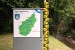 Pegelstände: Eine Messlatte an der Niederbachemer Pegelstation erinnert an den Hochwasserstand vom 3. Juli 2010. (Foto: GW)