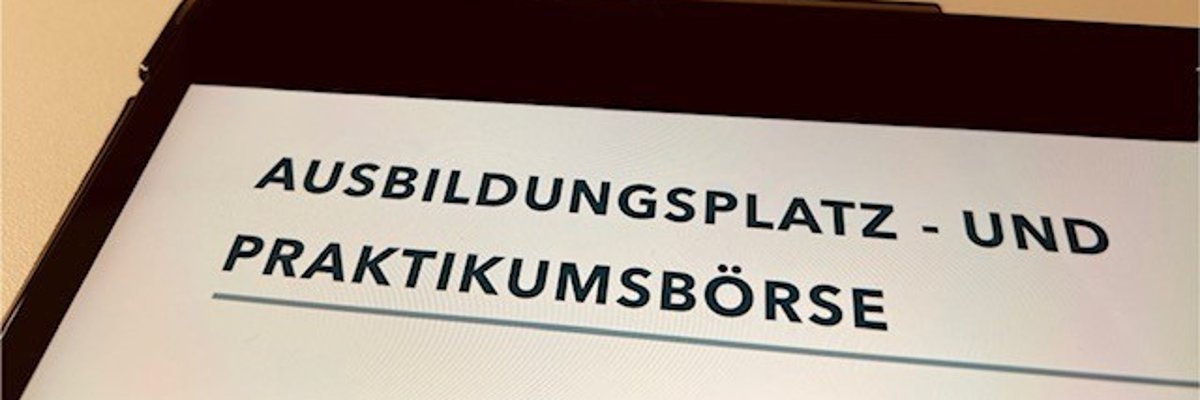 Tablet auf dem die Ausbildungsplatzbörse zusehen ist